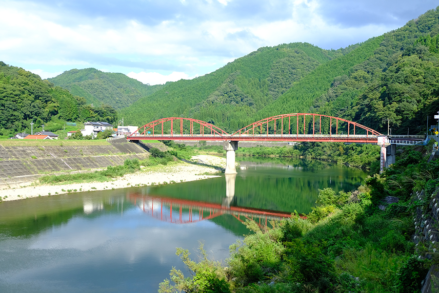 川本町の川と山